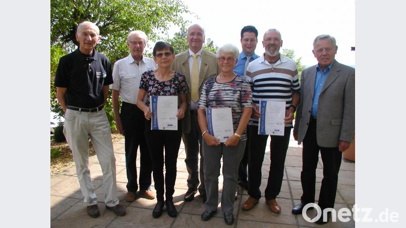 <p>Im Bild: (von links): Zweiter B&amp;uuml;rgermeist er Karl-Heinz Glaser, Alfons Klingel, Edith Knarr, Vorstandsmitglied Jos&amp;eacute;-Ricardo Castro-Riemenschneider, Christa Brade, Kreisgesch&amp;auml;ftsf&amp;uuml;hrer Christian Hartmann, Holger H&amp;uuml;ttner, Rudolf Elvers.</p>
  [GIS]