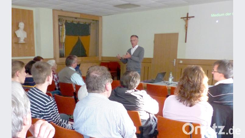 <p>Pfarrer Dr. Werner Konrad aus Viechtach referierte beim Vortrag &amp;bdquo;Islam und Christentum &amp;ndash; Br&amp;uuml;der oder Feinde?&amp;ldquo; im Kolpinghaus, den die katholische Pfarrei in Zusammenarbeit mit der KEB Tirschenreuth organisierte.</p>
 Foto: Jochen Neumann