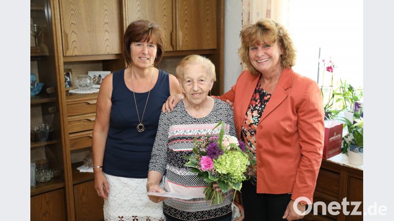 <p>Karoline M&amp;uuml;ller feierte ihren 90. Geburtstag. Die Gr&amp;uuml;&amp;szlig;e der Stadt &amp;uuml;berbrachte dritte B&amp;uuml;rgermeisterin Sonja Heindl (rechts). Mit auf dem Bild Tochter Birgit Kraus (links).</p>
 NJN
