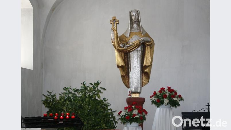 Die Rita-Kapelle im Nordflügel der Fuchsmühler Wallfahrtskirche ist ein gerne besuchter Ort der Gläubigen. Mit Rosen geschmückt präsentiert sie sich auch heuer wieder zum Ritafest. Bild: wro