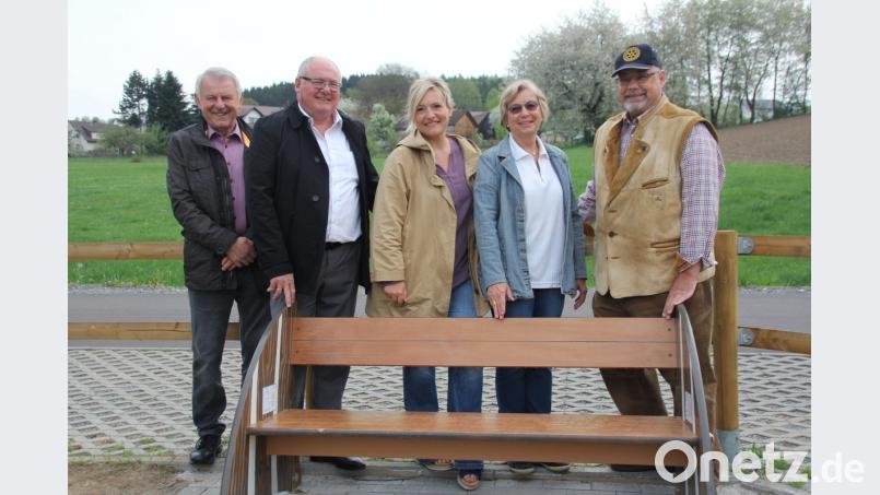 Auf Initiative von Elke Reinhart (Bildmitte) spendete der Rotary Club Oberpfälzer Wald eine Sitzbank für den Spielplatz &quot;Pfälzer Weg&quot;. Bei der offiziellen Übergabe waren (von links) Josef Wutz, Bürgermeister Heinz Weigl, Regina Frauendorfer und Rotary-Präsident Uwe Spandau dabei.  	Bild: frd