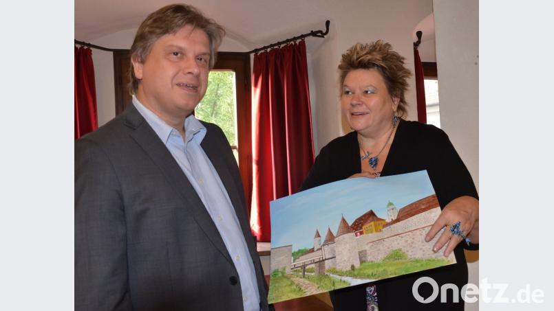 &quot;Die Stadtmauer mag nett ausgesehen haben&quot;, meinte Bernhard Weigl, den Stadtarchivarin Petra Vorsatz als passionierten Heimatforscher kennt. Das Aquarell zeigt die Befestigungsanlage der Stadt Weiden um 1700.  	Bild: Kunz