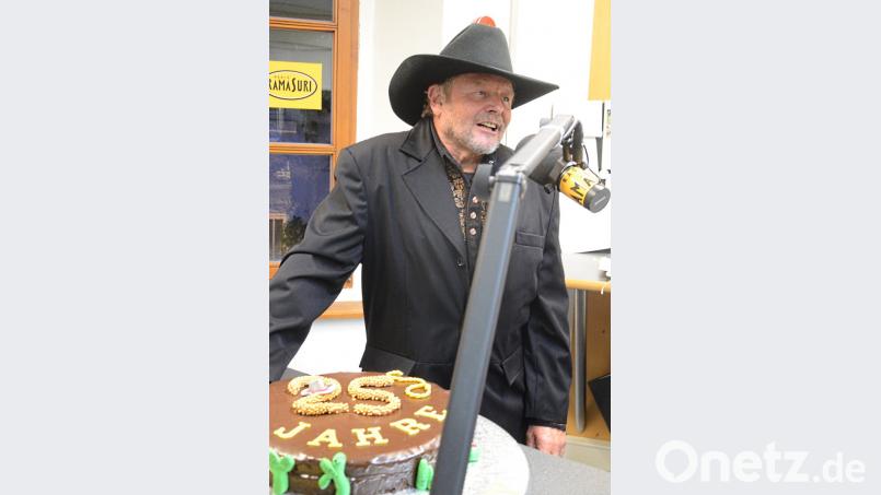 Country-Moderator Bruno Wilfahrt vor der Geburtstagstorte bei seiner 1300. Sendung im Studio.