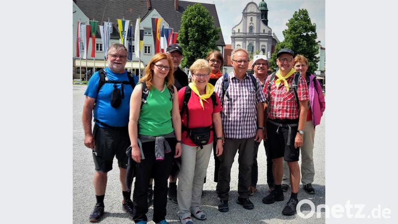 Auch für die Wallfahrer aus dem Raum Pressath ist die Diözesanfußwallfahrt "Zu unserer lieben Frau" stets ein ergreifendes und großartiges Erlebnis. Unser Bild zeigt die Gruppe am Kapellplatz in Altötting.  	Bild: mng