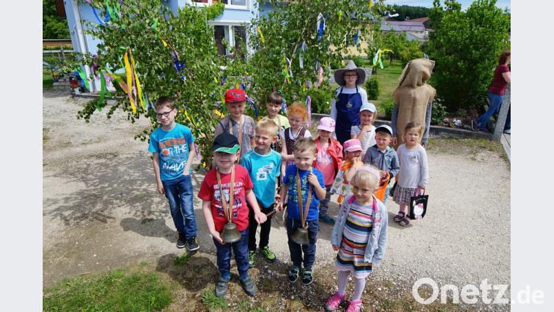 Mit ihrem Bollerwagen machen sich der Pfingstlümmel, der Bauer und viele Kinder auf den Weg durch Wolfring. 	Bild: nib