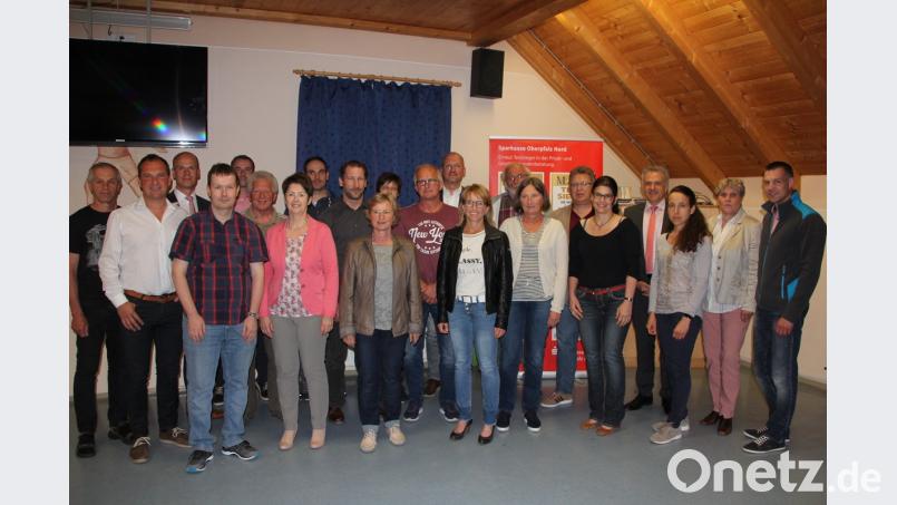 Im BLSV-Kreis Tirschenreuth ist das Sportabzeichen weiterhin begehrt. Unser Bild zeigt die Vereins- und Schulvertreter mit BLSV-Kreisvorsitzendem Andreas Malzer (rechts) und Bezirksreferentin Maria Zwickenflug (Zweite von rechts).  	Bilder: kro (3)