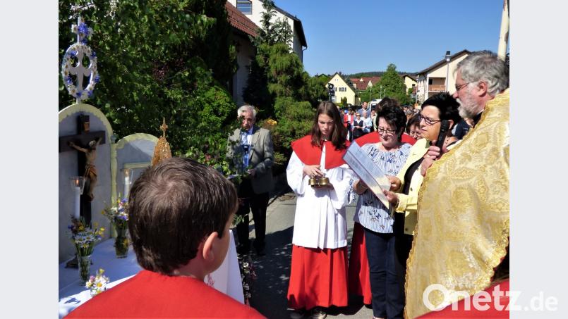 Flurprozession in Pressath:  An  geschmückten Altären gedenken die Gläubigen den Anliegen der Menschen.  	Bild: mng