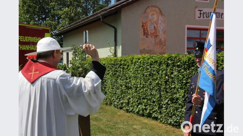 Pfarrer Johann Hofmann segnete die neue Jugendfahne.
