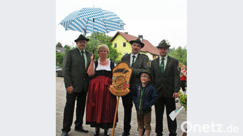Festleiter Manfred Scherl, Schirmherrin Renate Probst, 1. Vorsitzender Thomas Schießl und 2. Vorsitzender Jürgen Scherl stehen über das Jubiläumsfest