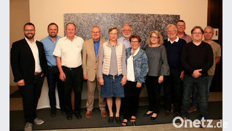 Herbert Bauer (Siebter von rechts) steht beim &quot;Forum Falkenberg&quot; weiter an der Spitze. Zweiter Vorsitzender ist Gerhard Pöschl (Vierter von links). Peter Bork (Dritter von links) ergänzt als dritter Vorsitzender die Führungsriege. Unser Bild zeigt sie mit den weiteren Vorstandsmitgliedern.  	Bild: wro