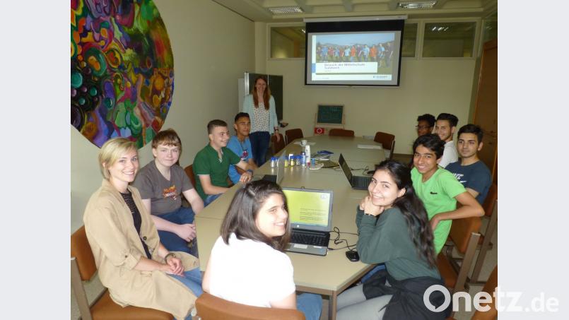 Lehramtsanwärterin Julia Schnödt (vorne links) mit ihren Schülerinnen und Schülern beim Bewerbungstraining mit Julia Müller (Firma Eckart GmbH, hinten stehend)