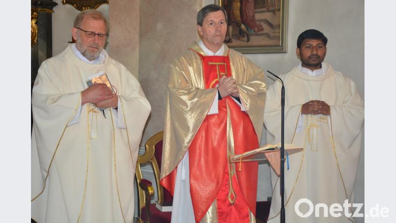 Dekan Martin Finkel (Mitte) führte dieses Mal den Resl-Gebetstag an. An seiner Seite Pfarrseelsorger Pater Benedikt Leitmayr (links) und Pater John vom Kloster Fockenfeld. Dekan Martin Finkel ging in seiner Predigt auf die Gemeinsamkeiten der heiligen Bernadette und der Therese Neumann ein.