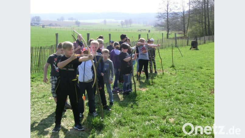 Aufstellung nehmen und das Ziel anvisieren - die Schüler versuchen sich mit Pfeil und Bogen.  	Bild: hfz