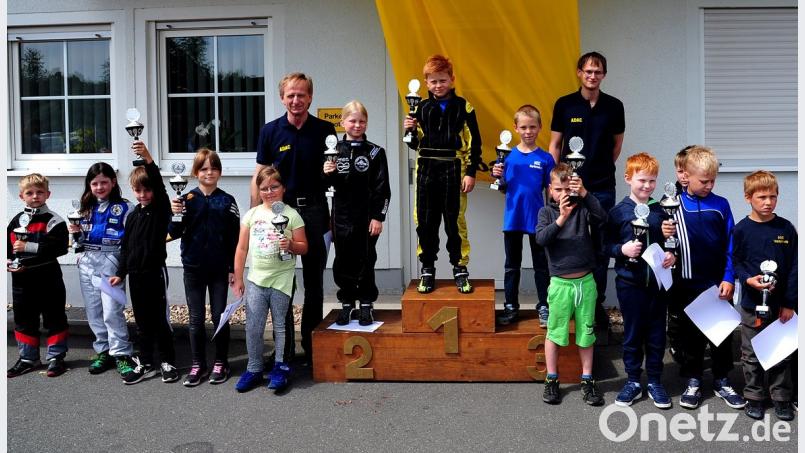 So klein und schon so schnell: 110 Buben und Mädchen gehen beim Nordostbayerischen Kart-Wettbewerb auf dem Ach-Gelände an den Start. Für die schnellsten Nachwuchs-Piloten gibt es Pokale.