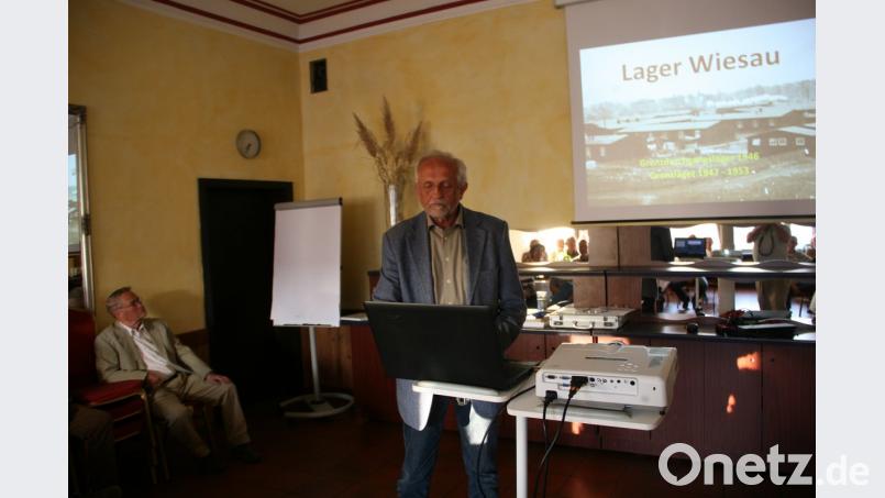Adalbert Busl erläuterte anhand der mitgebrachten Bilder auch die Größe und Gliederung des Wiesauer Lagers. Bild: wro