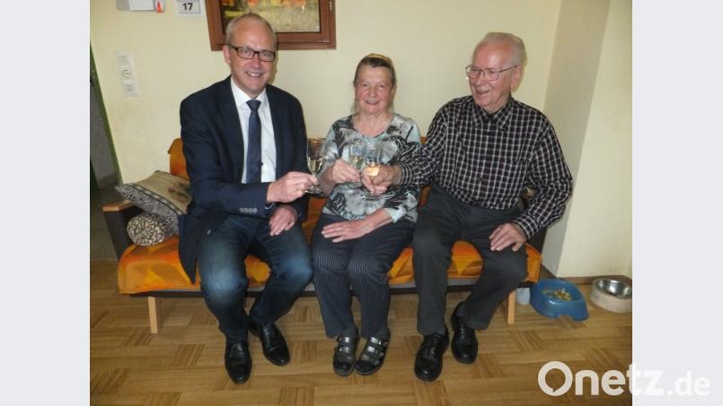 Auf weitere gemeinsame Jahre stießen Johann und Hildegard Siegert mit Bürgermeister Bernhard Lindner (links) an.