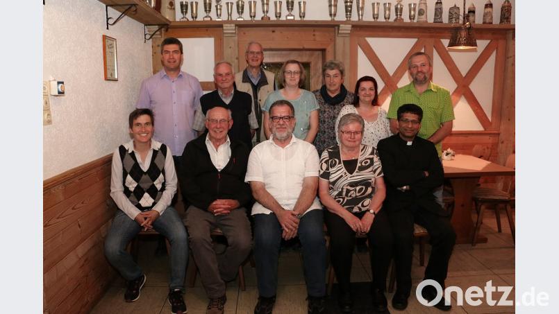 Das neue Vorstandsteam der Kolpingsfamilie Friedenfels: Erstem Vorsitzenden Reiner Gärtner (vorne, Dritter von links) und zweitem Vorsitzenden Helmut Schaumberger (vorne, Zweiter von links) steht ein erfahrenes Team zur Seite. Bild: bsc