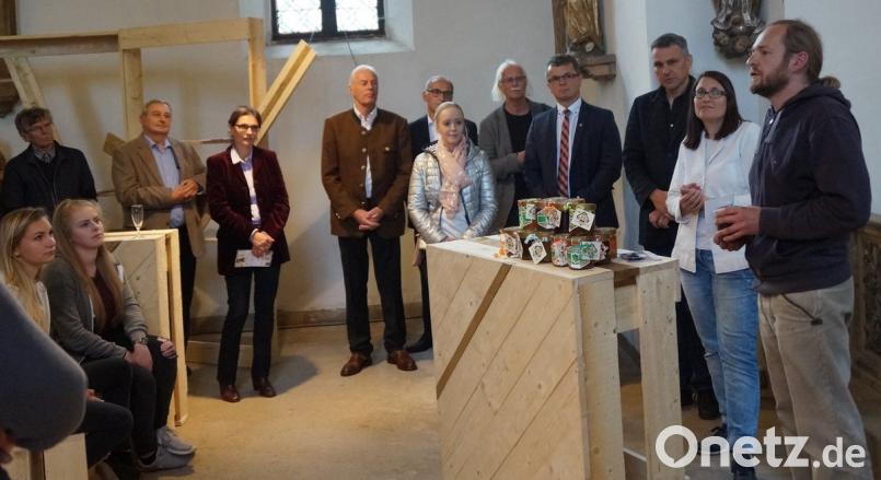 Stefan Aichner von der &quot;Jugendbauhütte&quot; sowie Stephanie Reiterer und Jan Weber-Ebnet (von rechts) von der LAG &quot;Architektur und Schule&quot; hoben die gute Zusammenarbeit mit den Schülerinnen und Schülern heraus.	Bild: weu (3)