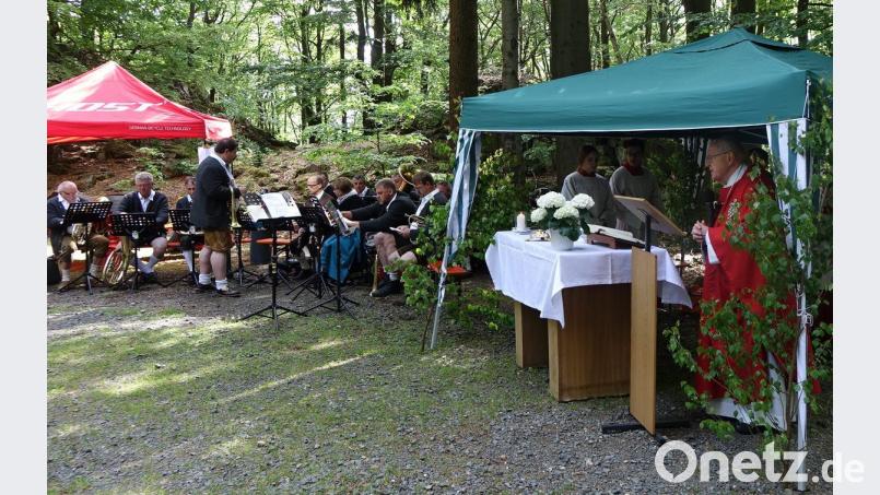 BGR Pfarrer Michael Reitinger zelebrierte den Festgottesdienst am höchsten Punkt im Landkreis Schwandorf. Er wurde umrahmt von der Blaskapelle Stadlern. Bilder: mmj (3)