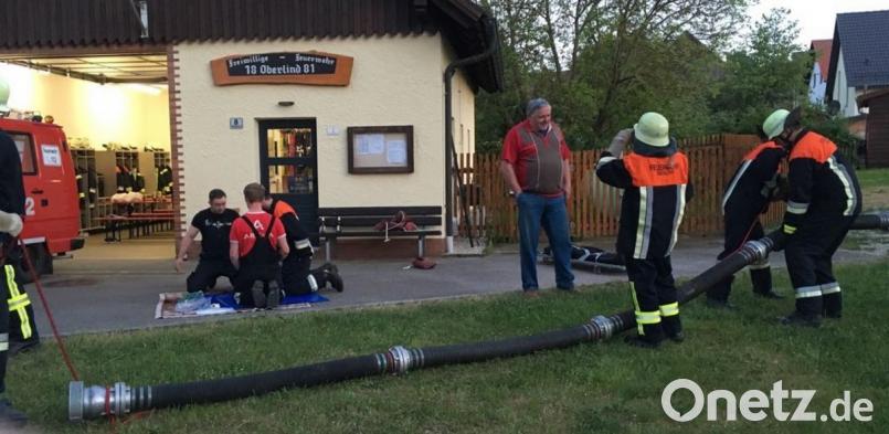 Die Feuerwehrleute aus Oberlind üben fast bis Mitternacht.	Bild: dob