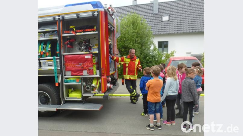 Die Fahrzeuge der verschiedenen Hilfsorganisationen hatten es den Kindern besonders angetan.  	Bild: mad