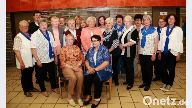 Langjährige Mitglieder wurden bei der Muttertagsfeier des Katholischen Frauenbundes für ihre Treue ausgezeichnet. Es gratulierte die Vorstandschaft um Brigitte Weig (links). Glückwünsche überbrachte auch die Bezirksleiterin Erna Weiß aus Mähring (3. von rechts). Im Namen der Pfarrei gratulierte auch Pfarrer Maximilian Roeb (2. von links). Bild: wro