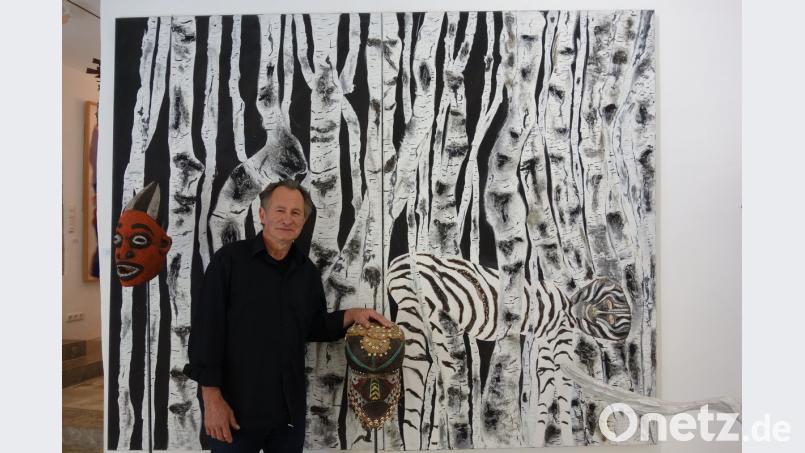 Das Zebra im Birkenwald. Auch ansonsten vereint Wigg Bäuml in seiner aktuellen Ausstellung im "Kunstraum Wigg" in Kallmünz afrikanische Kunst und eigene Werke sehr harmonisch.  	Bild: Wolke