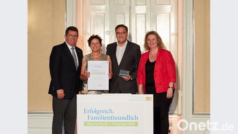 Familienministerin Kerstin Schreyer (rechts) und Wirtschaftsminister Franz Josef Pschierer (links) zeichnen Carola und Armin Sengenberger mit dem Preis "Erfolgreich.Familienfreundlich" aus. Bild: Schäffler