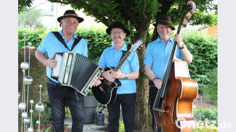 Roman Karl (Mitte) ersetzt Alfons Kistenpfennig im Trio der "Neisteder Zoiglmusi". Franz Harrer (links) und Dieter Seidl (rechts) haben die Kultformation gemeinsam mit Kistenpfennig vor 12 Jahren gegründet.	Bild: Hans Prem