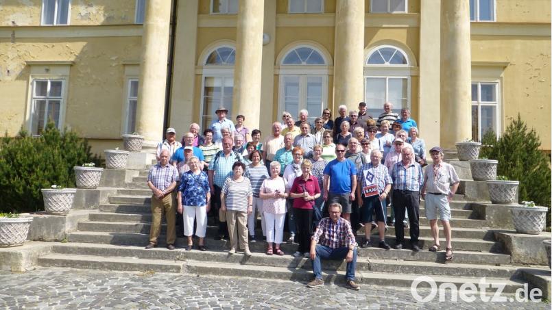 Die Reisegruppe vor einer der zahlreichen Kirchen, die sie auf ihrer Slowakei-Fahrt besuchte. Bild: exb