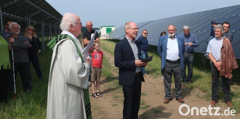 Die Geistlichen Leo Feichtmeier und Paul Warkentin (von links) segneten die Freiflächen-Photovoltaikanlage bei Fronberg.