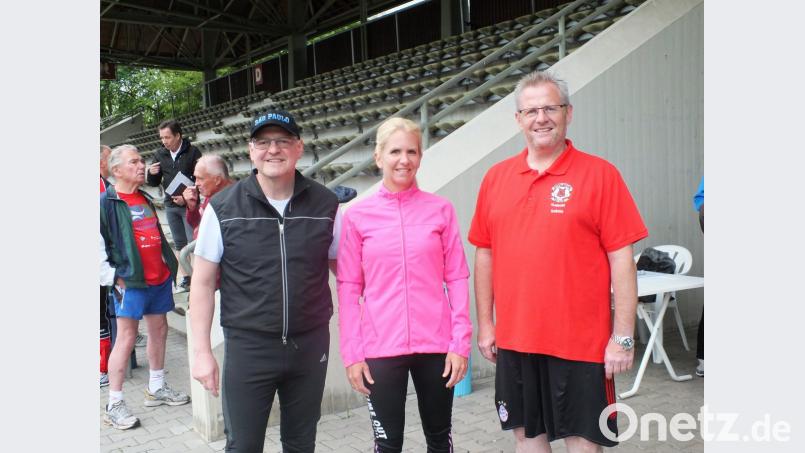 OB Andreas Feller (rechts, mit der Langstreckenläuferin Holly Zimmermann bei der Eröffnung 2016)) wird mit Armin Wolf (links) den Startschuss geben. 	Bild: exb/Stadt Schwandorf