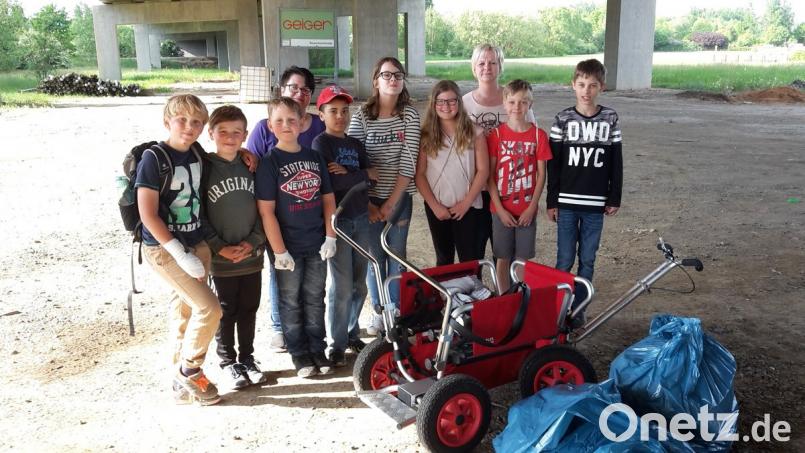 Die Firmkinder mit ihren Gruppenleiterinnen Kerstin Welz und Sonja Haberkorn (hinten, von rechts) auf ihrer Müllsammeltour.	Bild: exb