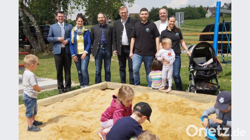 Der Vorsitzende der Jungen Union Oberviechtach, Philipp Troppmann (Dritter von rechts), freute sich beim Spielefest der Jungen Union auch über viele Ehrengäste. Landrat Thomas Ebeling (links) und MdL Alexander Flierl (Mitte) testeten ebenfalls die Spielestationen.	Bild: (weu)