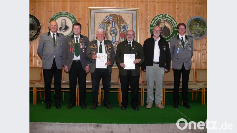 Erfolgreiche Schützen bei überregionalen Wettbewerben zeichnete die Schützengesellschaft anlässlich der Königsproklamation aus. Von links Schützenmeister Alfred Koch und Stellvertreter Jürgen Hecht, Karl Birner sen. und Bruno Salomon sowie Ehrenschützenmeister Horst-Helge Döll und Sportleiter Christian Koch.  	Bild: kgg