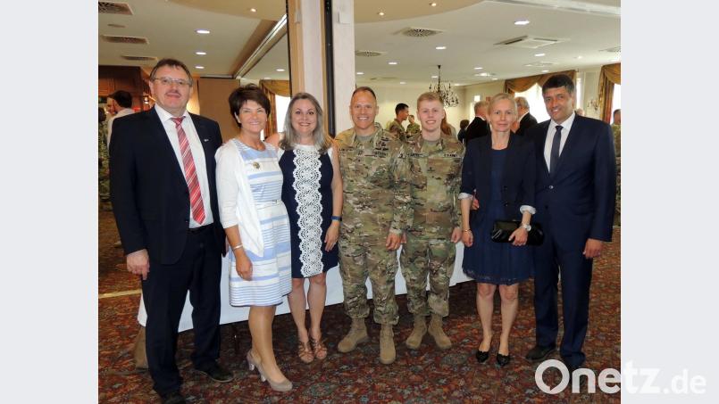 Christopher C. LaNeve (Mitte) ist neuer kommandierender General des 7th ATC. Gemeinsam mit seiner Frau Kim (links daneben) ist er bereits in sein neues Zuhause - das Forsthaus am Wasserhaus - eingezogen. Bild: mor