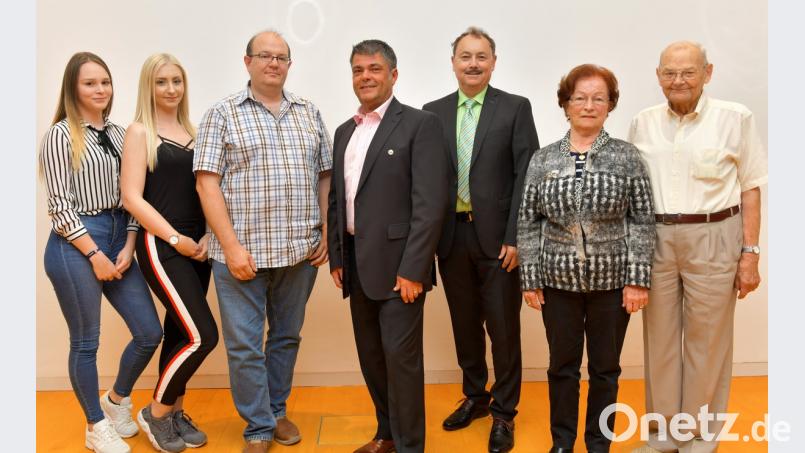 Für langjährige Treue ehrt die Narrhalla Rot-Gelb die Mitglieder Vanessa Igl, Christine Streber, Oliver Fiebig, Präsident Jürgen Mühl, Schatzmeister Reinhard Scharl, Hannelore Schötz und Manfred Strunz (von links).  	Bild: zig
