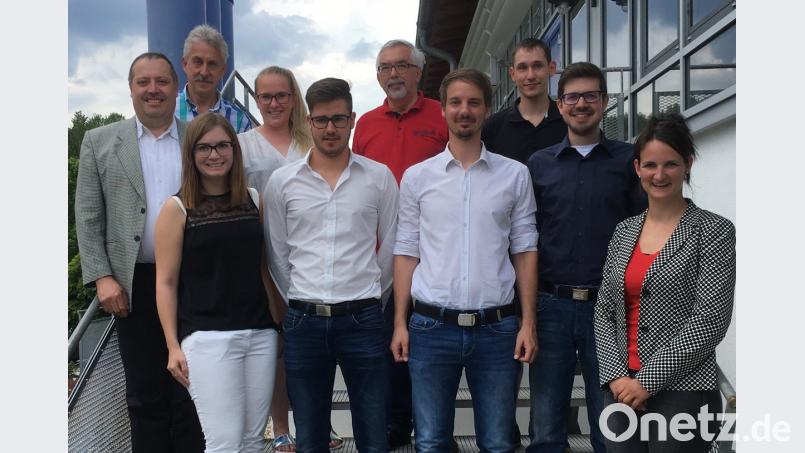 Kilian Mauderer (Vierter von rechts) ist neuer Vorsitzender der Jungen Union. Das Bild zeigt die neue Führungsriege der JU zusammen mit JU-Kreisvorsitzender und Bezirkstagskandidatin Christina Bauer (rechts), Bürgermeister Manfred Rodde (Fünfter von rechts) und dem Landtagskandidaten Manfred Wendl (links).	Bild: exb