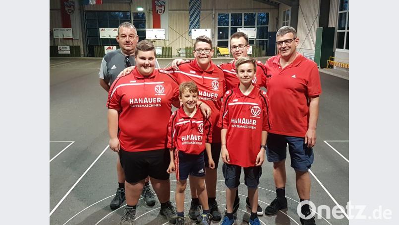 Mit einer geschlossenen Mannschaftsleistung holten die jungen Stockschützen den Titel bei der Bezirksmeisterschaft. 	Bild: exb