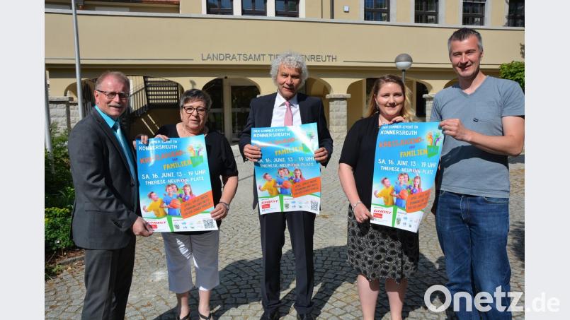 Das Programm für den 19. Kreisjugend- und Familientag stellen (von links) Bürgermeister Max Bindl, Renate Scharf, Landrat Wolfgang Lippert, Sabine Frank und Florian Preisinger vor. Bild: jr