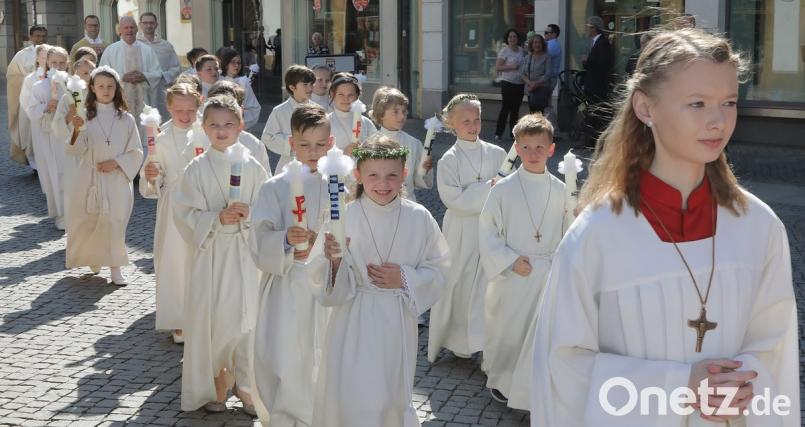 22 Mädchen und Buben traten in St. Martin erstmals an den Tisch des Herrn.  	Bild:  Steinbacher