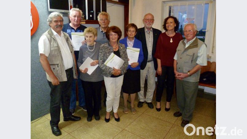 Kreisvorsitzender Reinhard Ott (links) ehrte verdiente Mitglieder (ab Zweitem von links): Anton Reindl (50), Erna Deiß (30), Roland Ott (40), Waltraud Henke (50), Gertraud Hilburger (50), Robert Fischer (40) und Christian Gunreben (50).  	Bilder: usc (2)