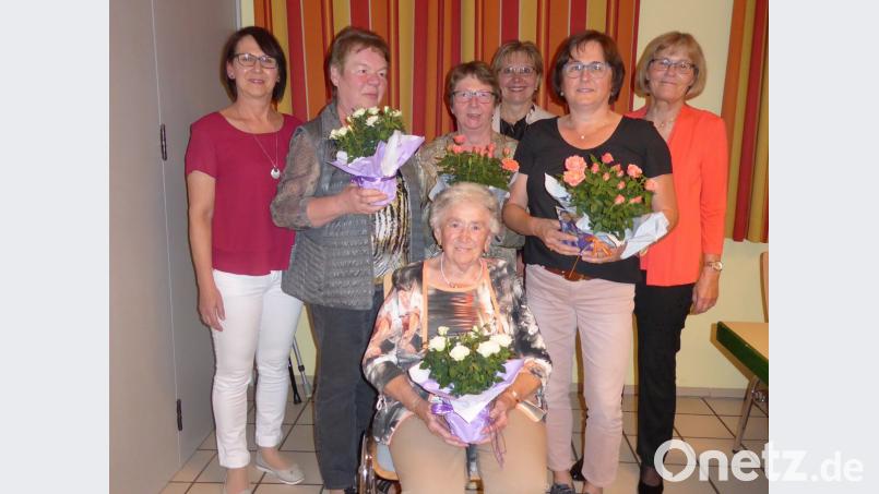 Für ihre langjährige Treue wurden zahlreiche Mitglieder des Frauenbundes ausgezeichnet. 	Bild: di