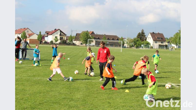 Viel Spaß hatten die Kinder beim Training mit den DFB-Profis.  	Bild:  hä