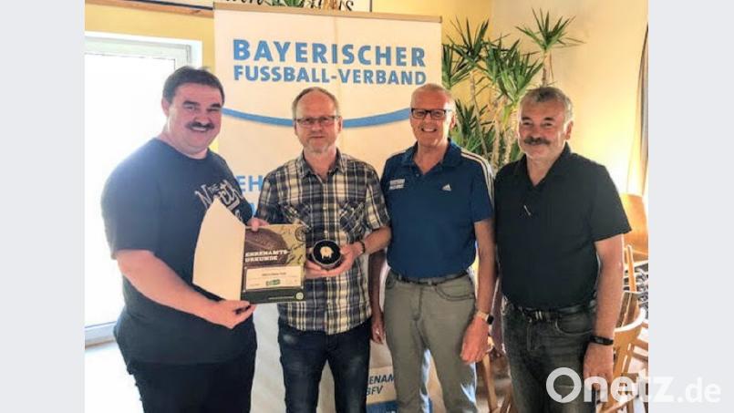 Die herausragenden ehrenamtlichen Leistungen gewürdigt (von links): BFV-Kreisvorsitzender Albert Kellner, Hans Falk, Bezirksehrenamtsbeauftragter Reinhard Rengsberger, DJK-Ehrenamtsbeauftragter Georg Kustner. 	Bild: fdl