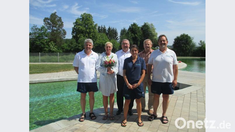 Isabella Noßner (Zweite von links) ist der erste Gast in dieser Saison im Naturerlebnisbad. Bademeister Norbert Weiß, Bürgermeister Josef Reindl, Pia Fischer, Verwaltungsangestellter Dietmar Krisch und Bademeister Bernd Pröm (von links) heißen sie willkommen. 	Bild: ads