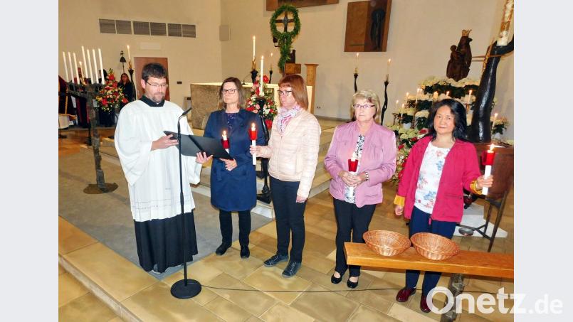 Das brennende Kerzenlicht als Zeichen für das konfessionsübergreifende Feuer des Heiligen Geistes entzünden Anita Kopp, Silvia Zimmermann, Antje Scherm, Elke Bundscherer und Robert Schultes (von rechts).	Bild: hai