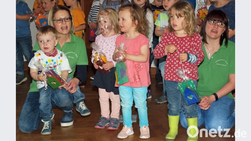 Tolle Blumenhäuschen haben die Kinder für ihre Mamis gebastelt.  	Bild: sön