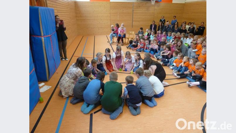 Die Klasse 3/4 präsentiert mit Lehramtsanwärterin Carolin Schriml das Lied Shalala und begleitet sich dabei selbst mit Klatschen, Klopfen und Bechern.  	Bilder: hah (2)