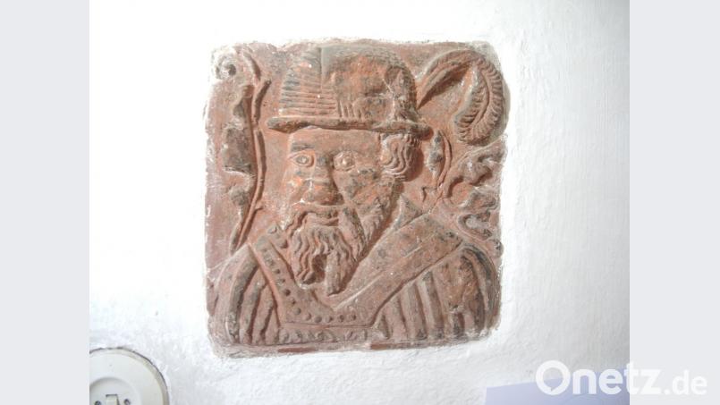 Dieses Steinrelief mit dem Porträt von Jobst vom Brandt findet sich in einer Mauer im Brander Schloss. Bild: fpoz